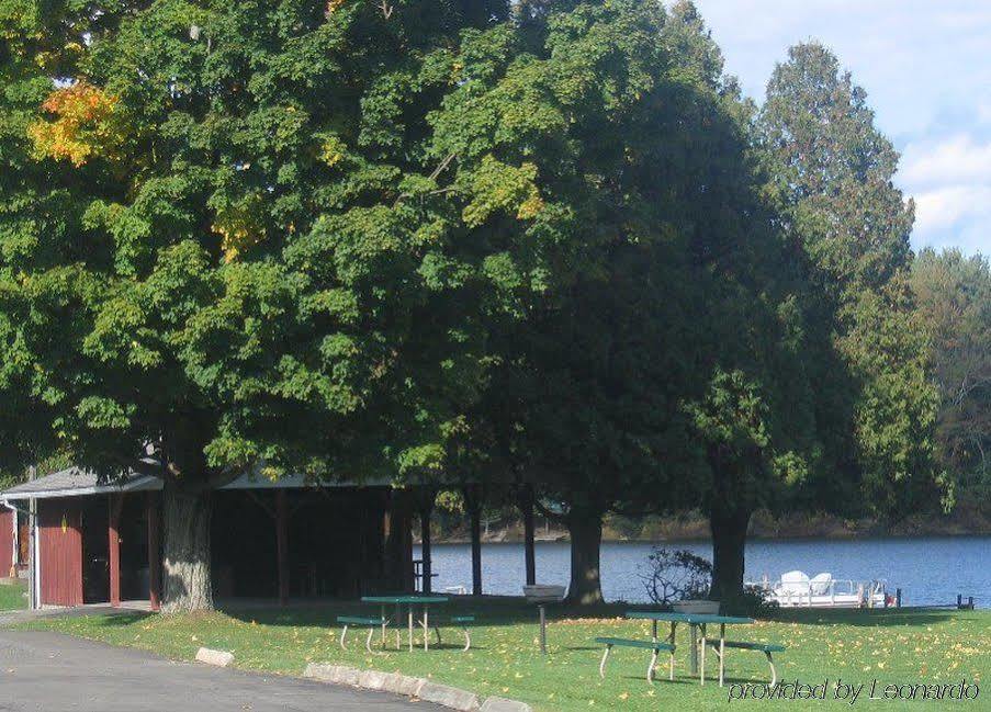 Red Carpet Inn On The Lake - Онеонта Зручності фото